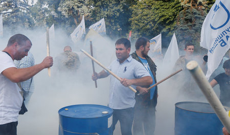 Trommeln für die Interessen der westlichen Geldgeber (Demo gegen...