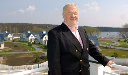 Stolzer Besitzer: Hotelier Hilpert auf der Terrasse seines »Seas...