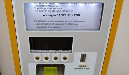 Kleinvieh macht auch Mist: Echter CDU-Spendomat im Foyer der Par...