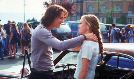 Patrick (Heath Ledger) fasziniert Kat (Julia Stiles): »Zehn Ding... Patrick (Heath Ledger) fasziniert Kat (Julia Stiles): »Zehn Ding...