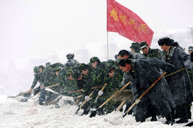 Harter Kampf an der Unwetterfront: Chinesische Soldaten beim Sch...
