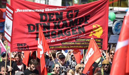 DKP-Aktivisten auf der Demonstration »Den G 7 den Kampf ansagen«... DKP-Aktivisten auf der Demonstration »Den G 7 den Kampf ansagen«...