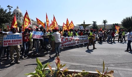 Eingewanderte Landarbeiter demonstrieren am Mittwoch in Foggia f...