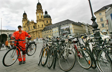 Unerlaubt abgestellte Fahrräder darf in München nur entfernen, w...