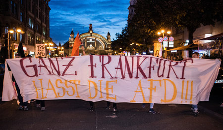 Hessen hat die Wahl: Protest gegen die AfD in Frankfurt am Main ...