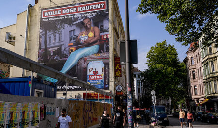 Rassismus ist allgegenwärtig: Werbeplakat nahe der Hamburger Ree...