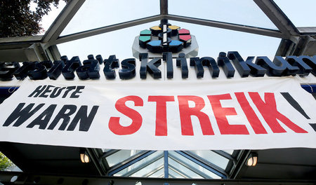 Streikplakat am Uniklinikum Essen: Verdi zeigt sich kampfbereit ...