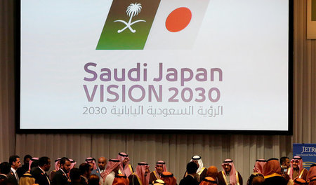 Geld einsammeln in Japan: Saudische Teilnehmer bei einer Konfere...