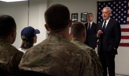 Auf Kriegskurs: US-Verteidigungsminister spricht vor Soldaten in...