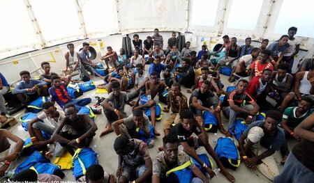 141 Flüchtlinge warten an Bord der »Aquarius« auf die Möglichkei...