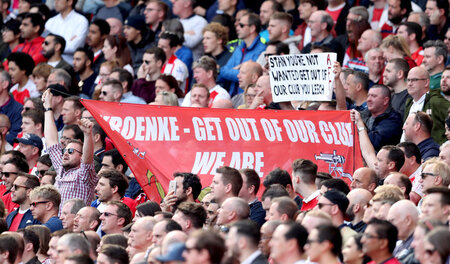 »Verschwinde aus unserem Klub!« Protestbanner von Arsenal-Fans g... »Verschwinde aus unserem Klub!« Protestbanner von Arsenal-Fans g...