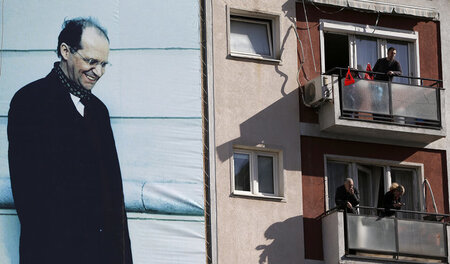 »Von Soldaten umgeben« (Ibrahim-Rugova-Poster in Pristina) »Von Soldaten umgeben« (Ibrahim-Rugova-Poster in Pristina)