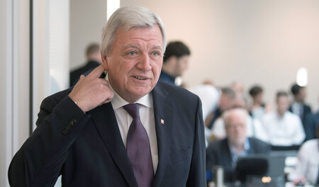Können diese Augen lügen? Hessens Ministerpräsident Volker Bouff... Können diese Augen lügen? Hessens Ministerpräsident Volker Bouff...