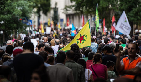 Der Stein des Anstoßes: Demonstranten mit einer YPG-Fahne (2015 ...