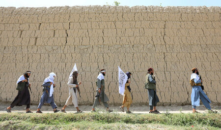 Taliban feiern eine Waffenstillstand mit Regierungstruppen in Gh... Taliban feiern eine Waffenstillstand mit Regierungstruppen in Gh...