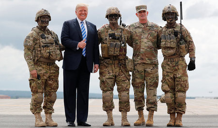 Daumen hoch für Hochrüstung: Donald Trump posiert mit Soldaten d...