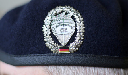 Digitales kann so konventionell sein. Abzeichen des Kommandos Cy... Digitales kann so konventionell sein. Abzeichen des Kommandos Cy...