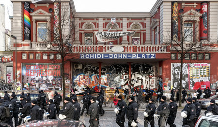 Staatsmacht vor der Tür: Polizisten während einer Demonstration ... Staatsmacht vor der Tür: Polizisten während einer Demonstration ...