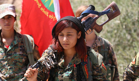 Wehrhaft aus Erfahrung: YJS-Kämpferinnen in Sengal