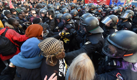 Behelmte Polizisten beim Versuch, Demonstranten einzukesseln (Mü...