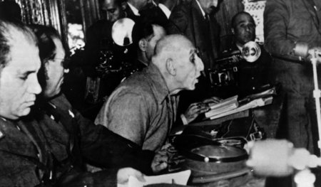 Nach seiner Entmachtung wurde der iranische Premier angeklagt. M...