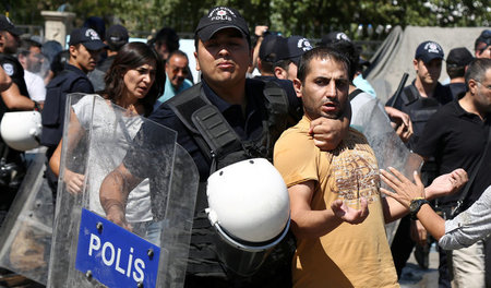 Repression gegen Demonstranten: Polizeieinsatz während eines Pro...