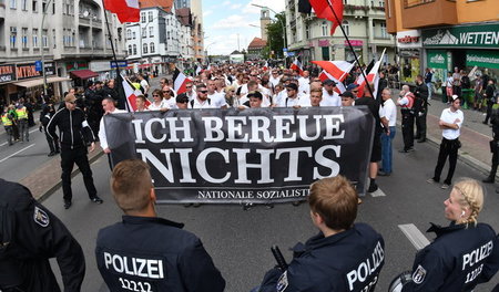 Der Neonaziaufmarsch im Vorjahr in Berlin-Spandau. Auf dem Trans... Der Neonaziaufmarsch im Vorjahr in Berlin-Spandau. Auf dem Trans...
