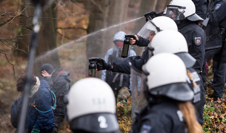 Polizisten gegen Waldbesetzer: Der Hambacher Forst ist seit Jahr... Polizisten gegen Waldbesetzer: Der Hambacher Forst ist seit Jahr...