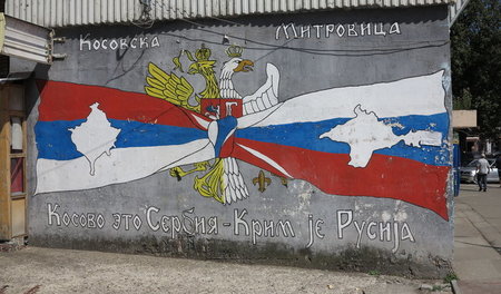 »Kosovo ist Serbien – Krim ist Russland«, Wandbild mit Nationalf... »Kosovo ist Serbien – Krim ist Russland«, Wandbild mit Nationalf...