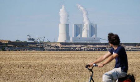 Trügt der blaue Himmel? Radfahrerin vor dem Kraftwerk Lippendorf... Trügt der blaue Himmel? Radfahrerin vor dem Kraftwerk Lippendorf...