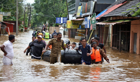 Retter in Aluva im Bundesstaat Kerala bringen am Sonnabend Mensc... Retter in Aluva im Bundesstaat Kerala bringen am Sonnabend Mensc...