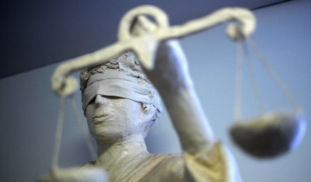 Justitia sieht ihre Feinde nicht