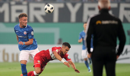 Untergang im Ostseestadion: Erik Thommy (Mitte) unter den Augen ... Untergang im Ostseestadion: Erik Thommy (Mitte) unter den Augen ...