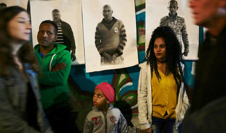 Afrikanische Einwanderer protestieren am 24. Februar in Tel Aviv...