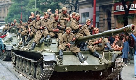 Soldaten der Sowjetarmee am 21. August 1968 vor dem Gebäude des ...