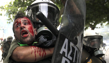 Brutaler Polizeieinsatz bei einer Demo gegen die Kürzungen der R...