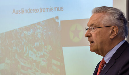 Hier referiert Bayerns Innenminister Joachim Herrmann (CSU) über...