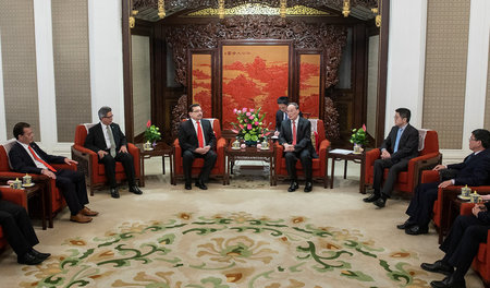 Auf gute Beziehungen: Ein hochrangiges Treffen zwischen einer ch...