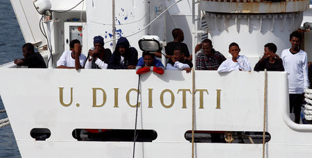 Flüchtlinge warten am Dienstag an Bord der »Diciotti« darauf, im...