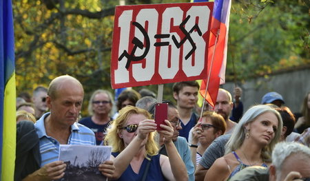 Totalitarismusdoktrin in Aktion: Antikommunistische Demonstrante...