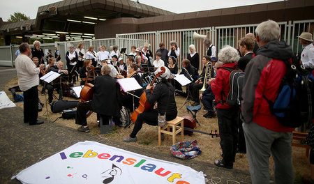 Musiker spielen am Montag vor dem Bundesamt für Verfassungsschut...