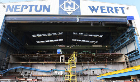 Zuwenig Lohn und zuviel Arbeit: Auf der Neptun-Werft in Mecklenb...