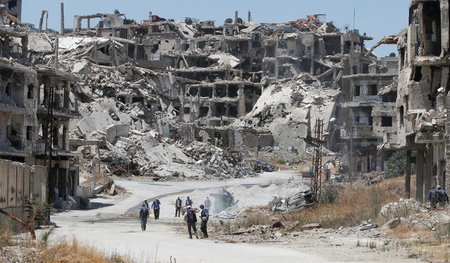 Zerstörtes Land: Arbeiter räumen Ruinen im Viertel Wadi Al-Sajah...