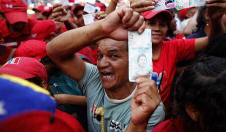 Anhänger Maduros zeigen am Dienstag in Caracas begeistert die ne...