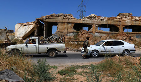 Checkpoint in Idlib: Mitglieder einer islamistischen Gruppen kon...