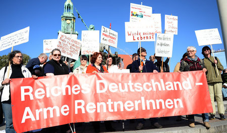 Demonstranten in Berlin fordern zum Umdenken in der Rentenpoliti...