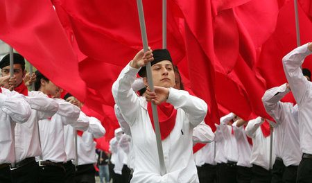 Flagge gezeigt trotz des Verbots: Anhänger der DHKP-C am 1. Mai ...