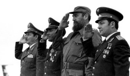 Großer Bahnhof mit Raúl und Fidel Castro auf dem Flughafen José ...