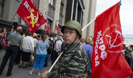Widerstand gegen Rentenreform: Anhänger der Kommunistischen Part... Widerstand gegen Rentenreform: Anhänger der Kommunistischen Part...