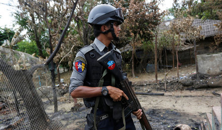 Kollektive Strafmaßnahme gegen die Rohingya. Ein myanmarischer P... Kollektive Strafmaßnahme gegen die Rohingya. Ein myanmarischer P...